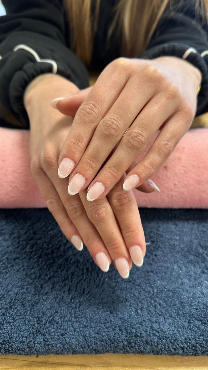 French manucure classique amande - Eleganze