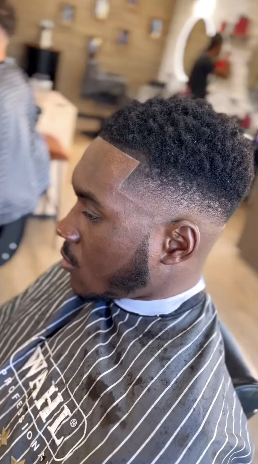 Ambiance premium et expérience soignée dans le salon Eleganze