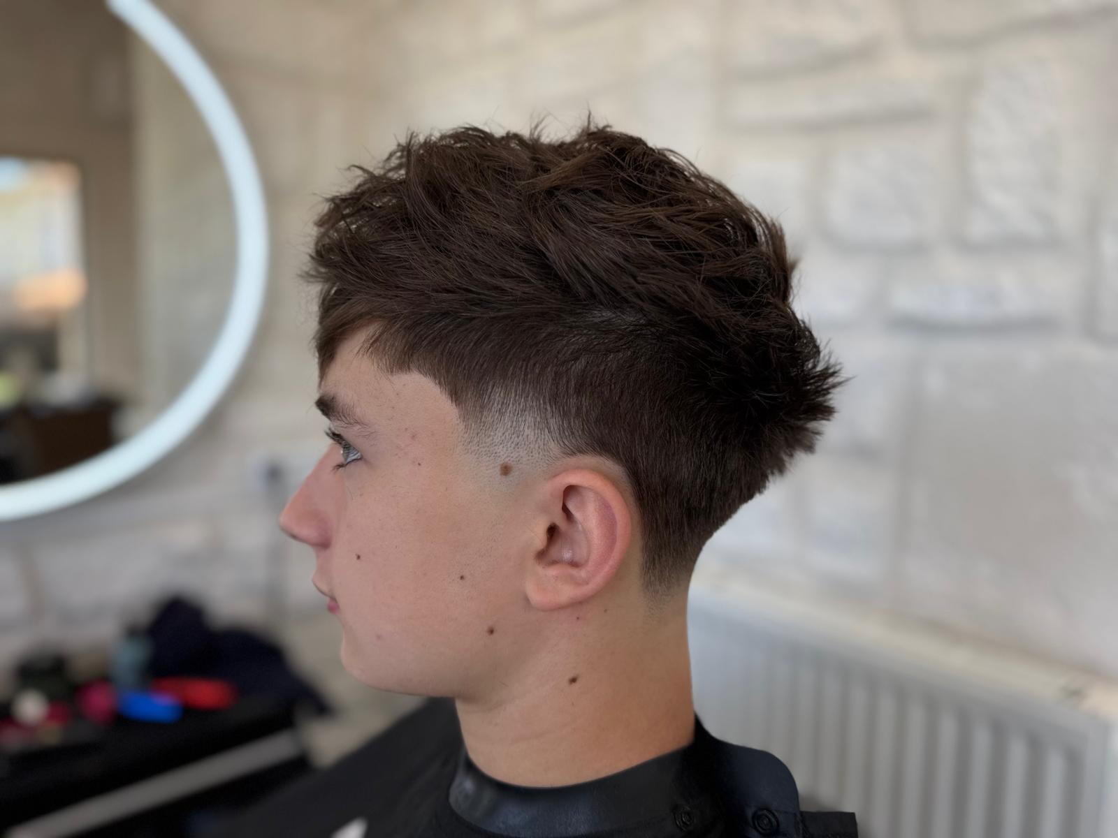 Kevin, coiffeur barbier au salon Eleganze