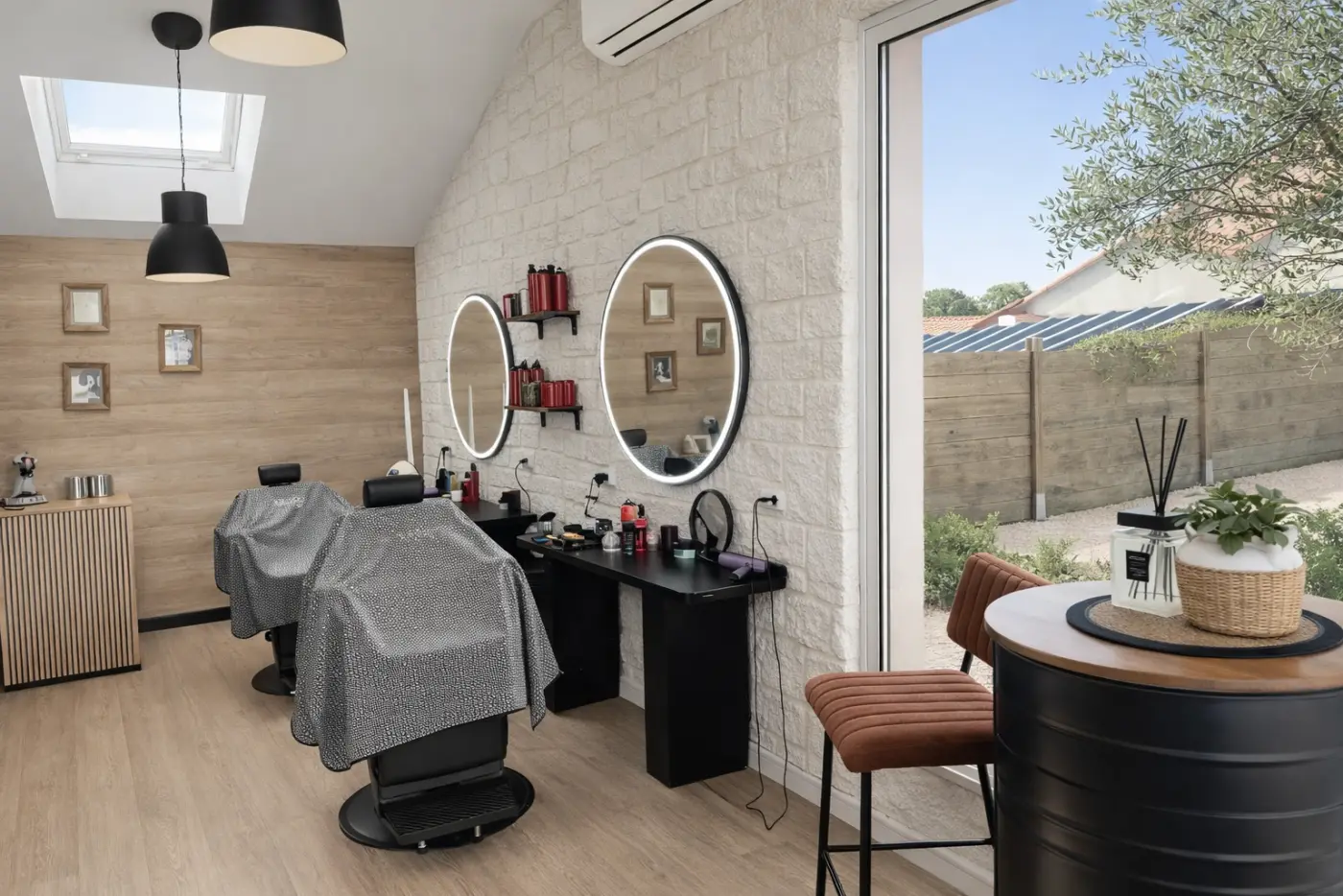 Vue d'ensemble du salon Eleganze avec ses fauteuils et ses miroirs rétroéclairés