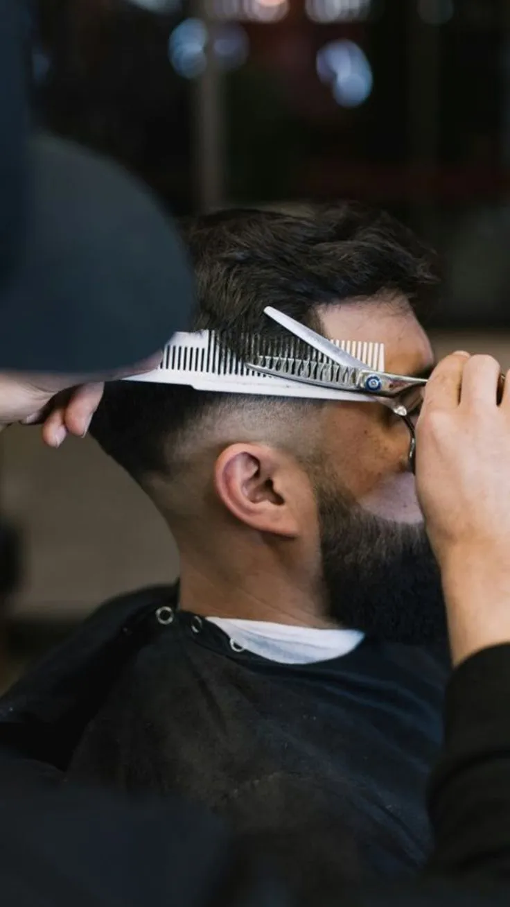 Travail aux ciseaux et au peigne sur une coupe réalisée au salon Eleganze